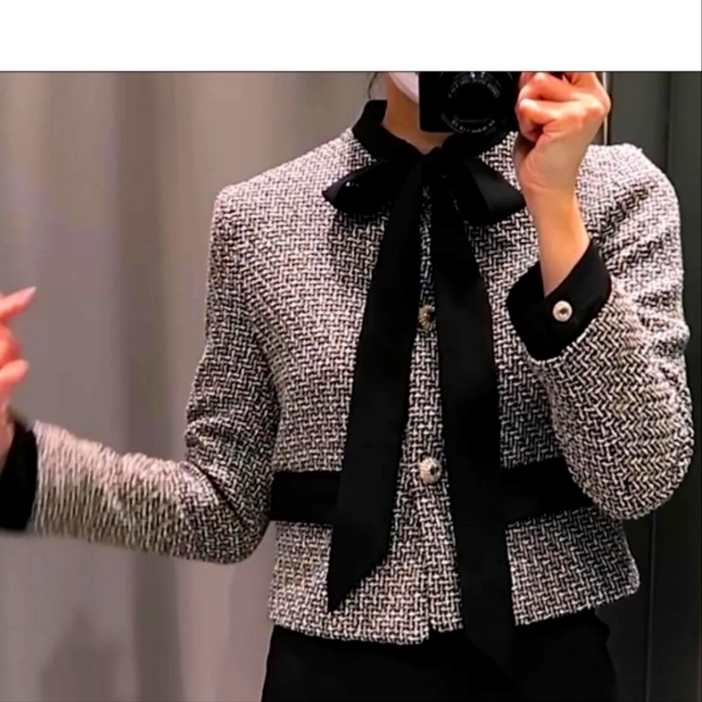 ZARA TWEED SHORT BLAZER SIZE M EUC embellished buttons